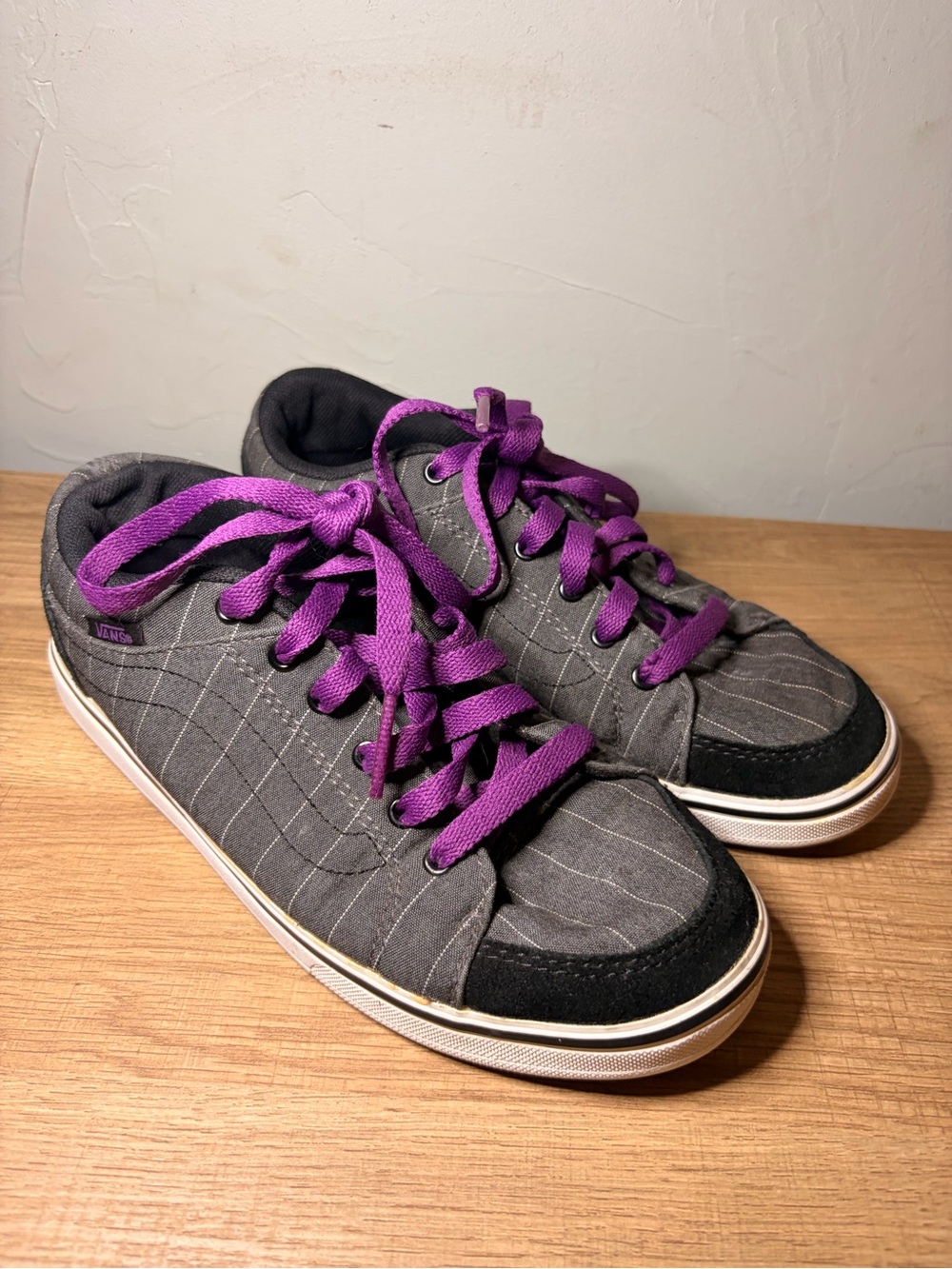 Vans Skyla Women’s Size 6 Gray Purple Pinstripe Lace Up Low Top Sneakers